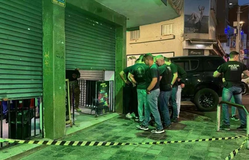 Homem condenado por estupro recebe policiais com duas facas e é baleado em tabacaria
