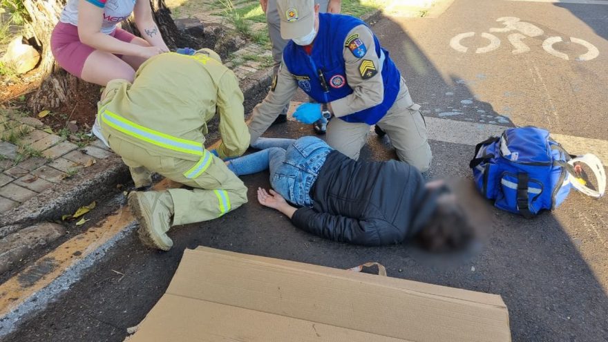 Jovem de 22 anos quebra a perna após colisão entre carro e moto no Centro