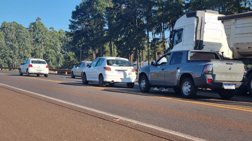 Engavetamento entre três veículos bloqueia faixa da BR-277 em Cascavel