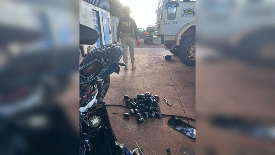 PRF prende mulher com haxixe sob o banco de moto adulterada na BR-163