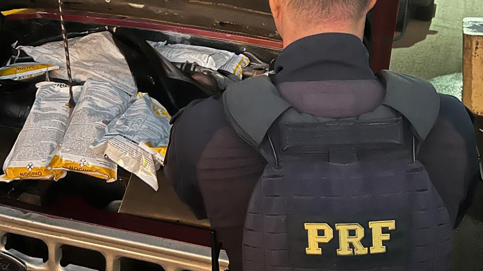 PRF apreende agrotóxicos contrabandeados ocultos em motor de caminhonete na BR-163 PRF apreende agrotóxicos contrabandeados ocultos em motor de caminhonete na BR-163