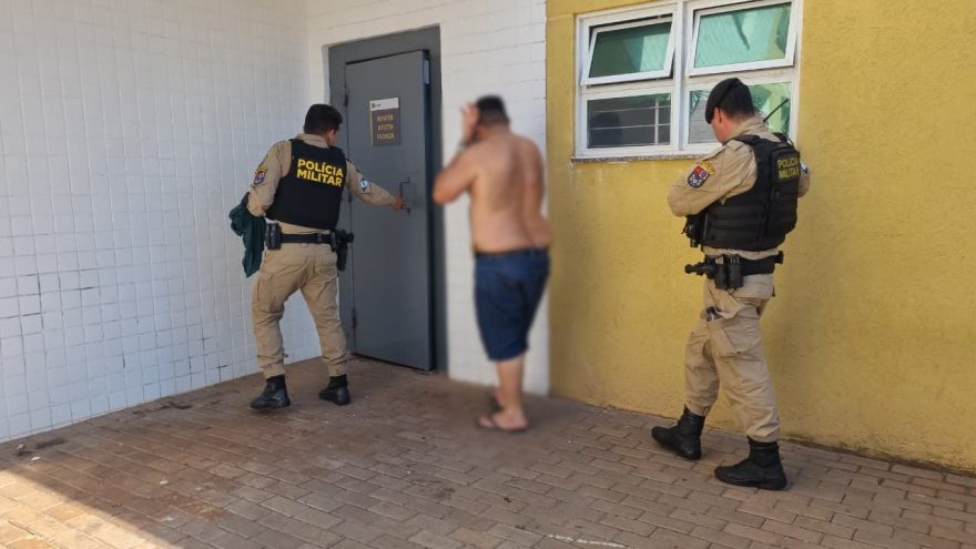 Homem descumpre medida protetiva, invade casa da ex para ameaçá-la e acaba preso