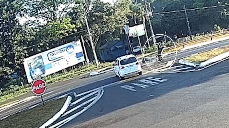 Veja momento em que motociclista é arremessado em forte acidente na BR-277, em Santa Tereza do Oeste
