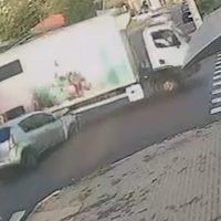 Veja momento em que carro atinge caminhão após furar preferencial Imagem referente a Veja momento em que carro atinge caminhão após furar preferencial