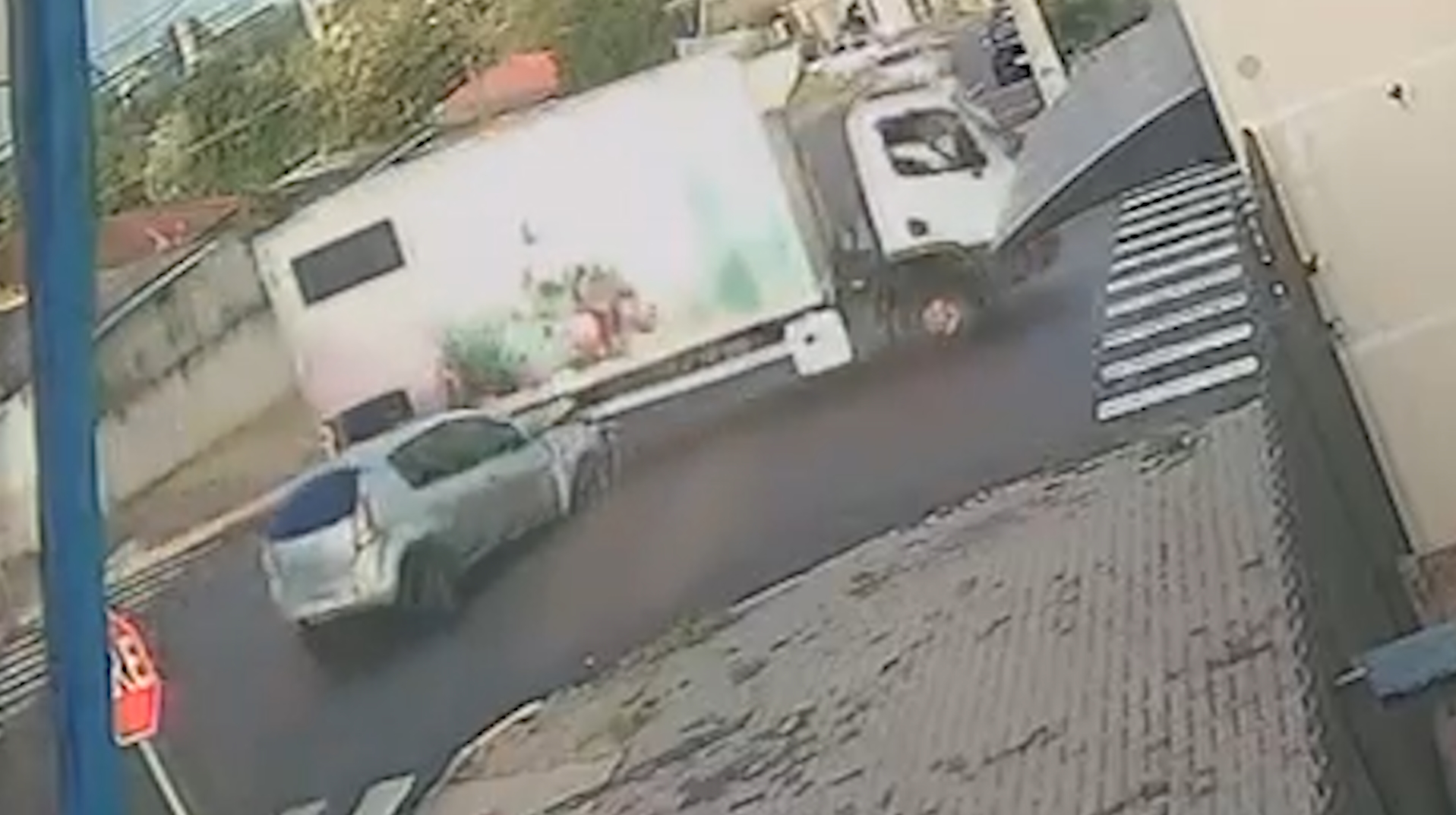 Veja momento em que carro atinge caminhão após furar preferencial Imagem referente a Veja momento em que carro atinge caminhão após furar preferencial