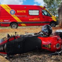 Motociclista fica em estado grave após ser arremessado contra árvore em colisão no São Cristóvão Imagem referente a Motociclista fica em estado grave após ser arremessado contra árvore em colisão no São Cristóvão