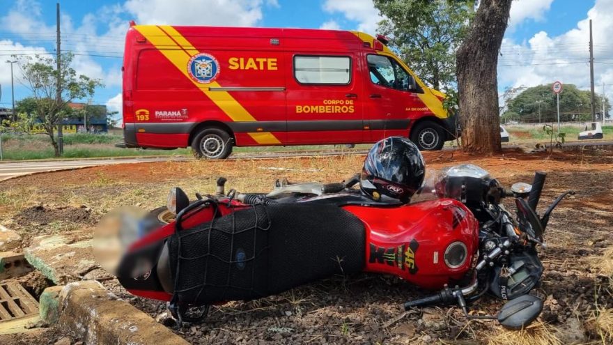 Motociclista fica em estado grave após ser arremessado contra árvore em colisão no São Cristóvão