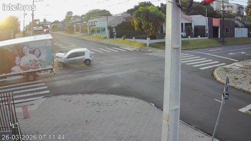 Novo ângulo de câmera mostra carro avançando preferencial antes de acidente com caminhão no Periolo Imagem referente a Novo ângulo de câmera mostra carro avançando preferencial antes de acidente com caminhão no Periolo