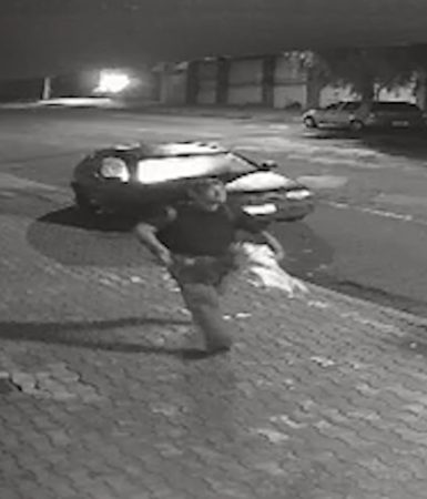 Novas imagens mostram com detalhes homem incendiando carro no Bairro Country, em Cascavel Imagem referente a Novas imagens mostram com detalhes homem incendiando carro no Bairro Country, em Cascavel