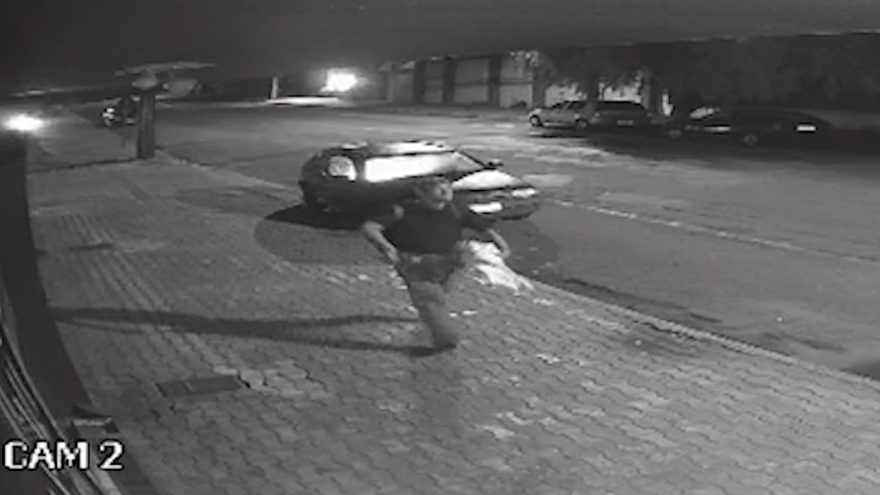 Novas imagens mostram com detalhes homem incendiando carro no Bairro Country, em Cascavel
