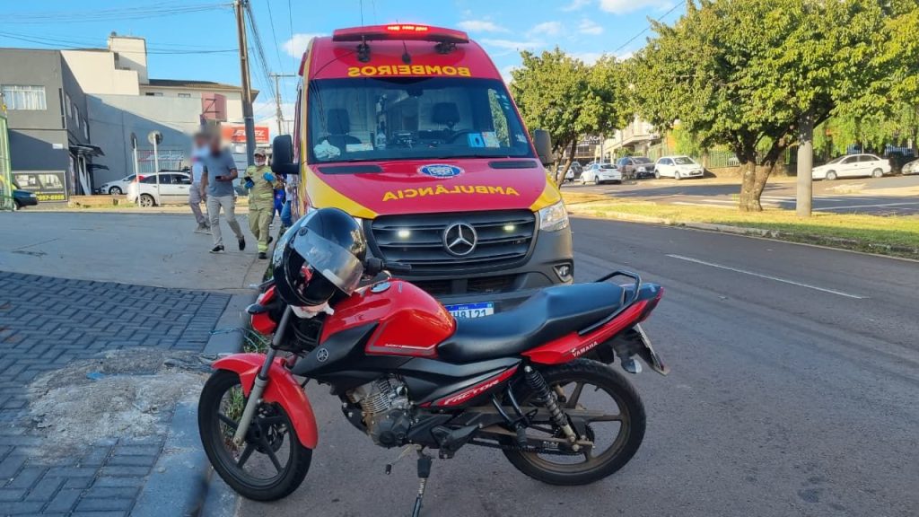 Motociclista de 31 anos é socorrida após batida com automóvel na Avenida Rocha Pombo