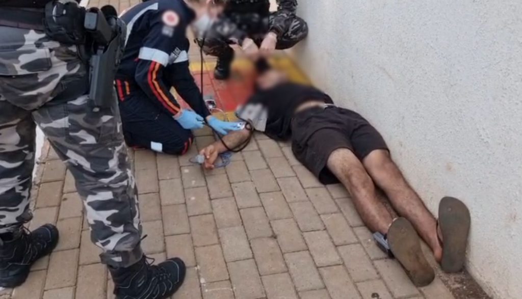 Jovem com mandado por receptação simula convulsão ao ser preso em Cascavel