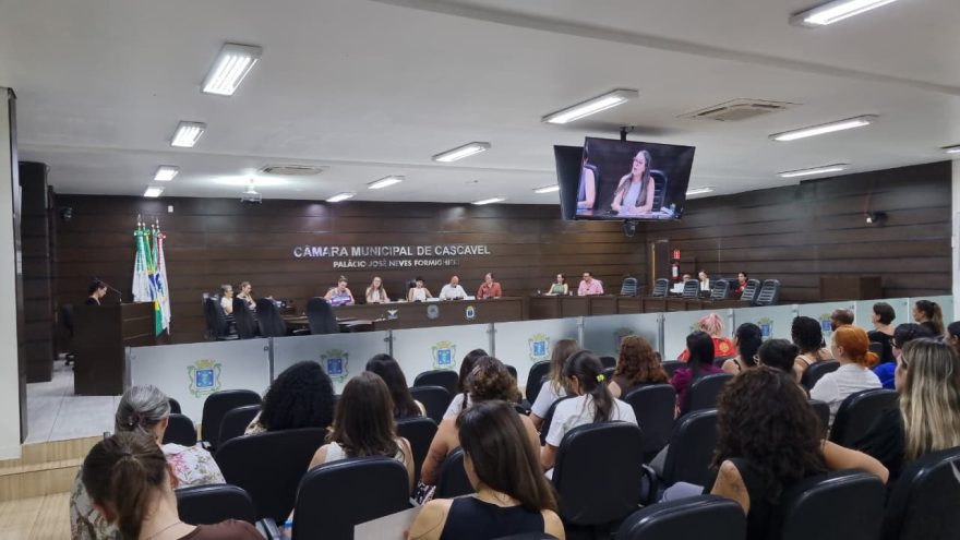 Audiência pública em Cascavel debate mudanças no ensino de línguas na rede municipal