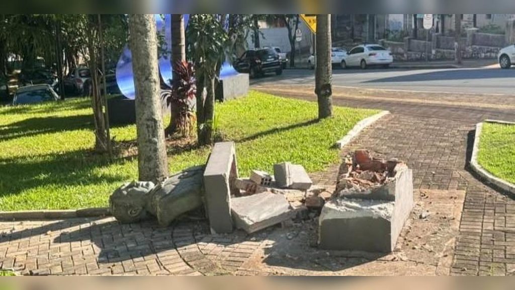 Acidente destrói busto de Getúlio Vargas em praça de Foz do Iguaçu
