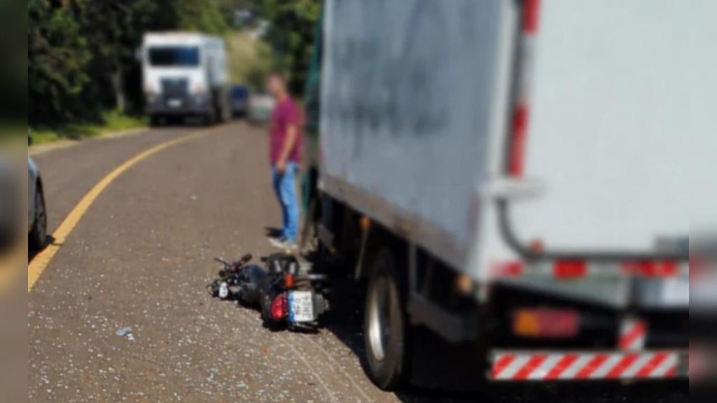 Motociclista de 44 anos morre após colisão com caminhão em Salto do Lontra