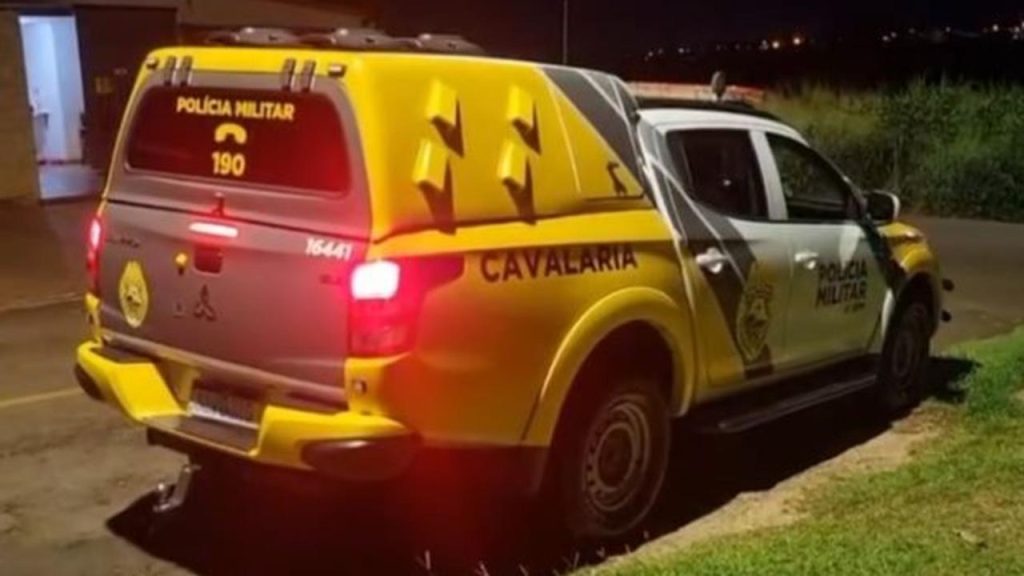 Criminosos usaram balaclavas e carro branco em assalto com reféns no Universitário