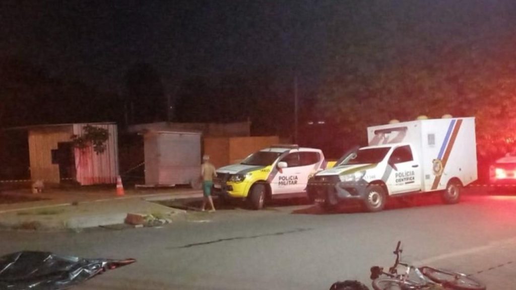 Homem de 44 anos morre após ser atingido por van durante a madrugada