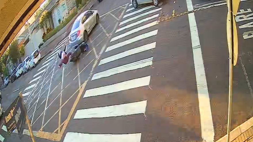 Motociclista fura preferencial, bate em carro e quase é atropelada por outro