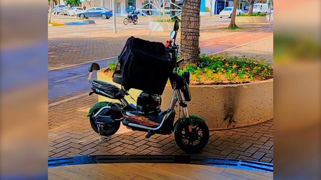 Trabalhadora tem veículo elétrico furtado na região central de Cascavel Trabalhadora tem veículo elétrico furtado na região central de Cascavel