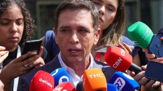 Bolsonaro recebe alta e chega em casa para cumprir prisão domiciliar