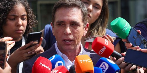 Bolsonaro recebe alta e chega em casa para cumprir prisão domiciliar