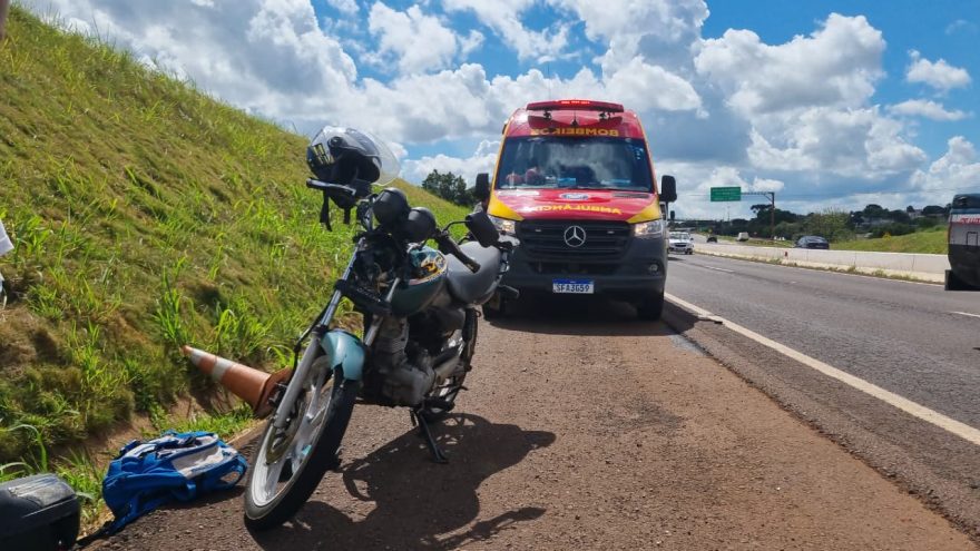 Motociclista é socorrido após acidente na PRc-467, em Cascavel