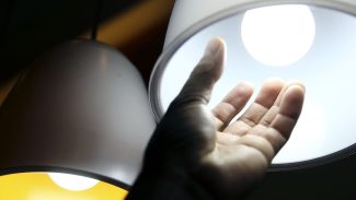 Aneel mantém bandeira verde e conta de luz não terá acréscimo em abril