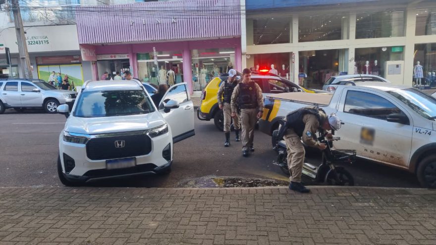 Homem fica ferido em acidente entre ciclomotor elétrico e carro no Centro de Cascavel