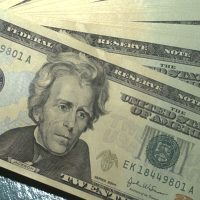 Imagem referente a Apesar de guerra, dólar cai 1,27%, e bolsa sobe 3% na semana