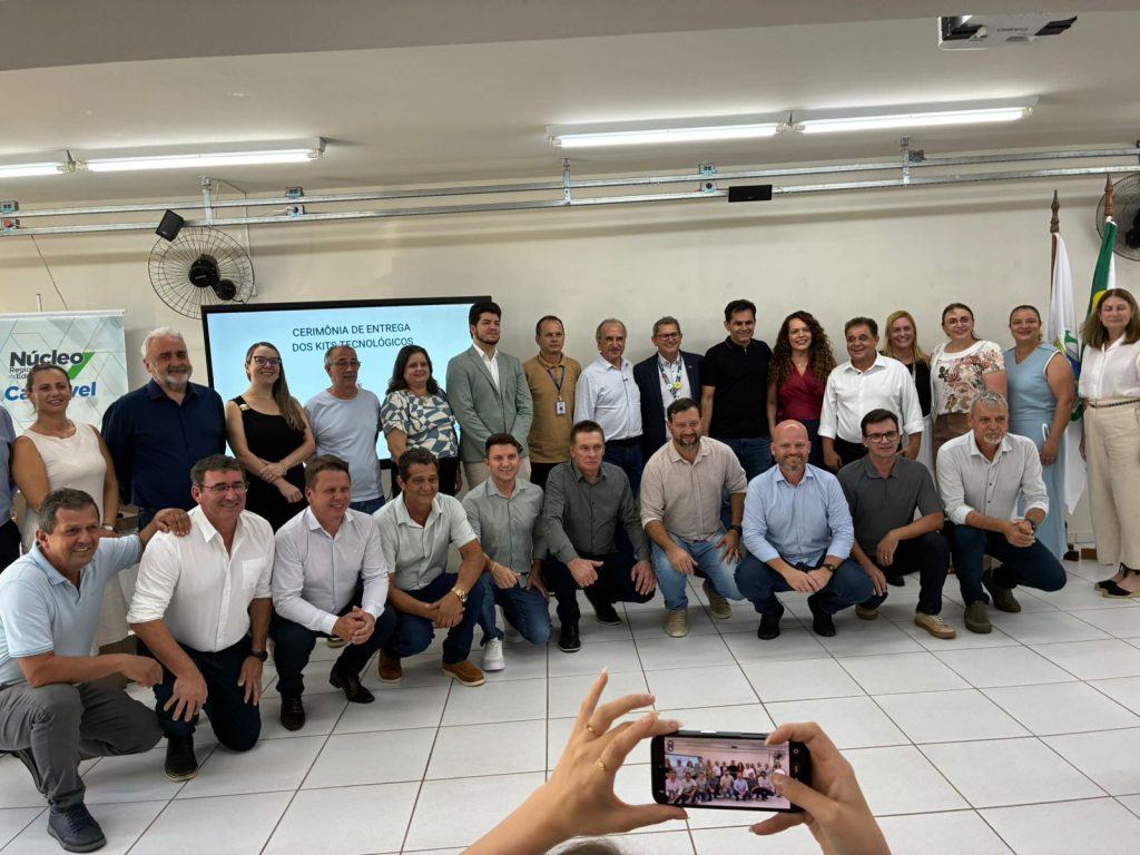 Cascavel recebe kits tecnológicos para escolas da rede municipal