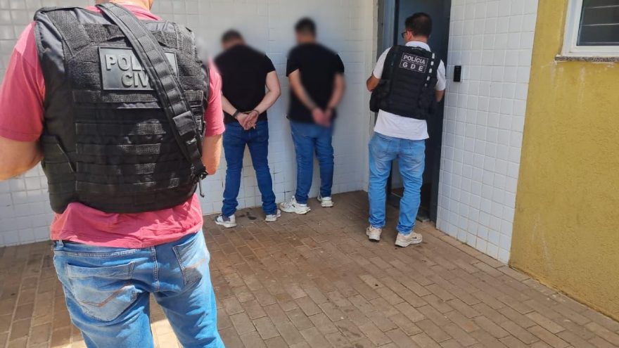 Homens são flagrados com placas de viatura da PRF em Cascavel