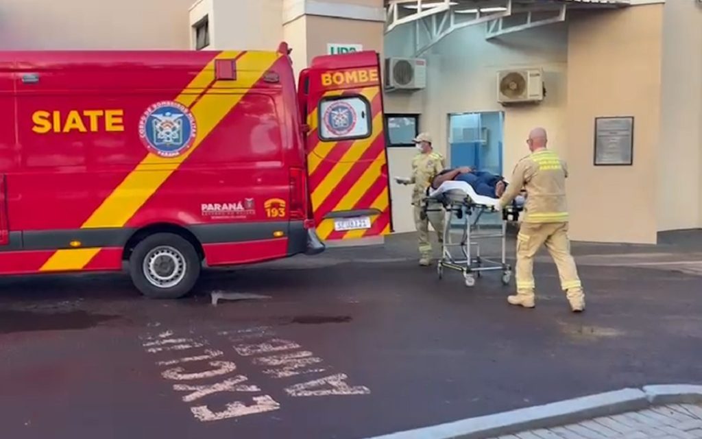 Colisão entre moto e carro em congestionamento deixa homem ferido no Brasmadeira