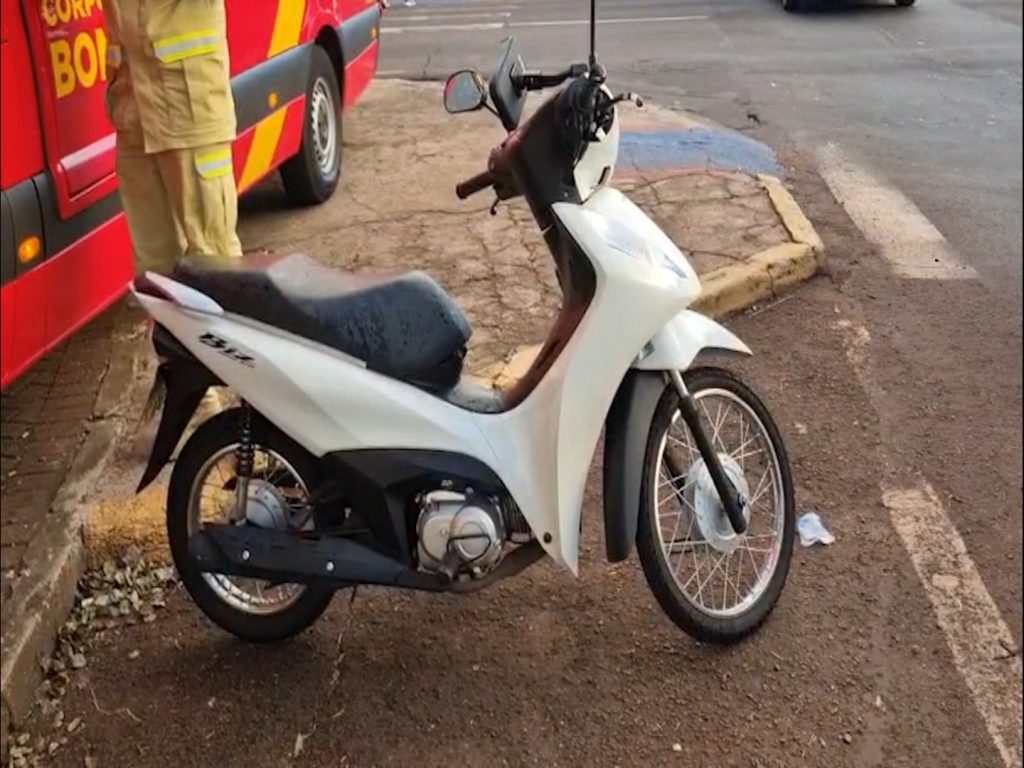 Jovem fica ferida após queda de moto na Rua Paraná em Cascavel