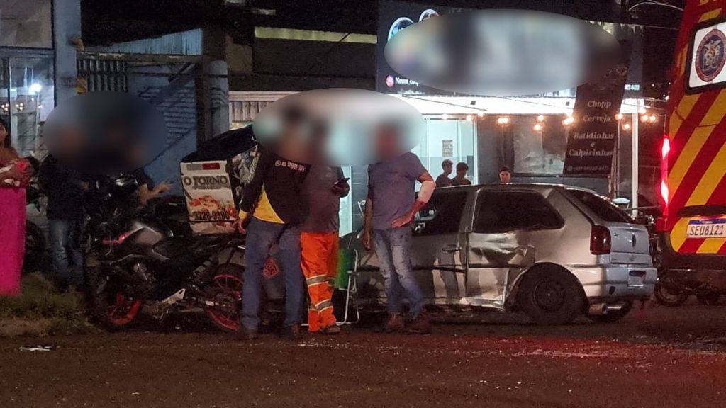 Acidente entre carro e moto deixa ferido no bairro Periolo