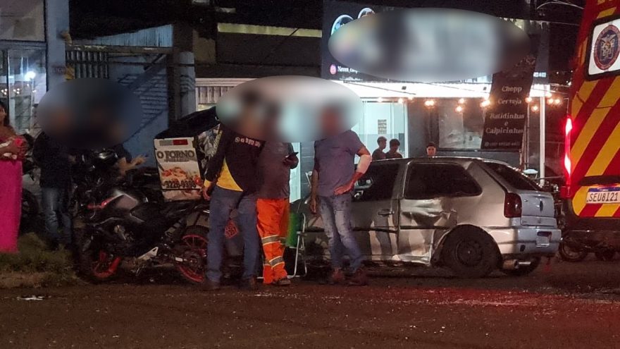 Acidente entre carro e moto deixa ferido no bairro Periolo