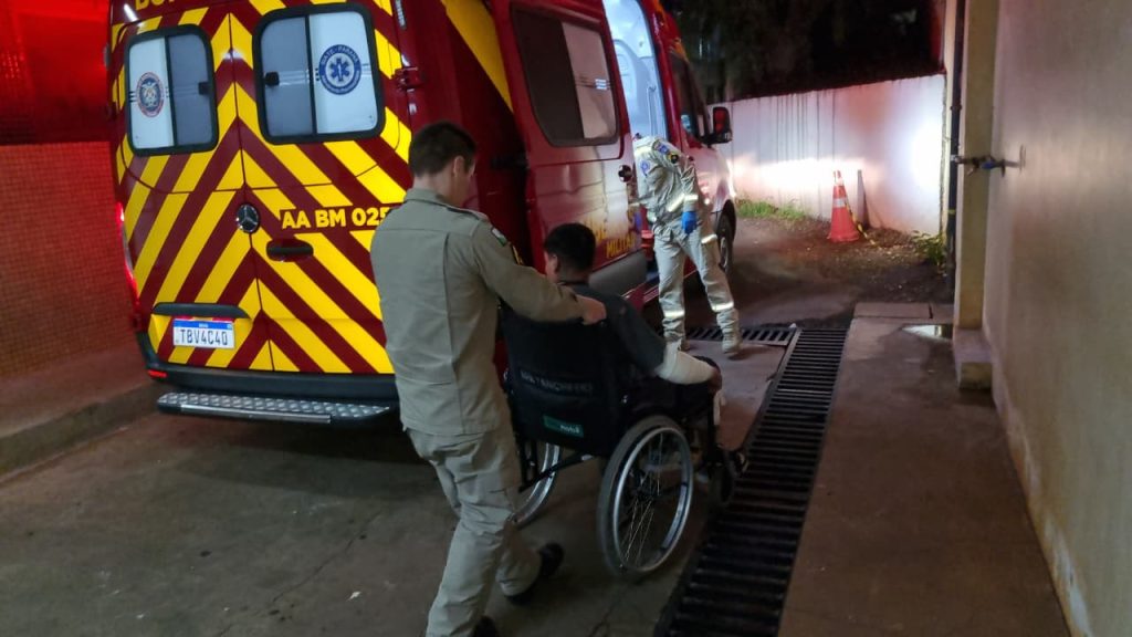 Motociclista fica ferido após evitar colisão, mas sofrer queda no Bairro Santa Cruz