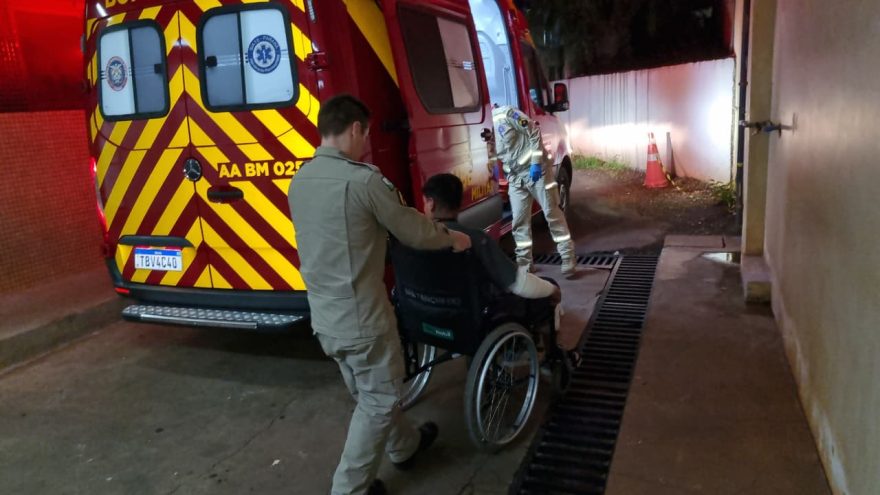 Motociclista fica ferido após evitar colisão, mas sofrer queda no Bairro Santa Cruz