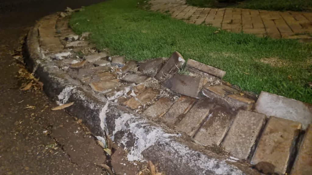 Caminhão danifica calçada e gera revolta entre moradores no bairro Santa Cruz