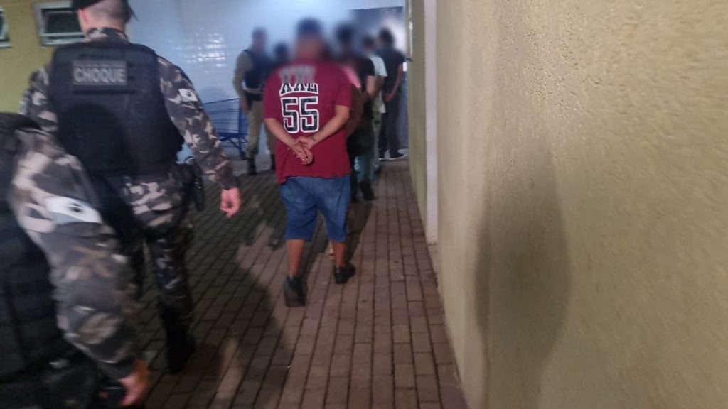 Ação do Choque detém cinco suspeitos de tráfico de drogas na zona norte
