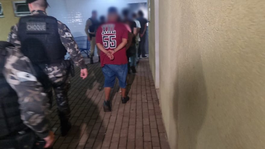 Ação do Choque detém cinco suspeitos de tráfico de drogas na zona norte