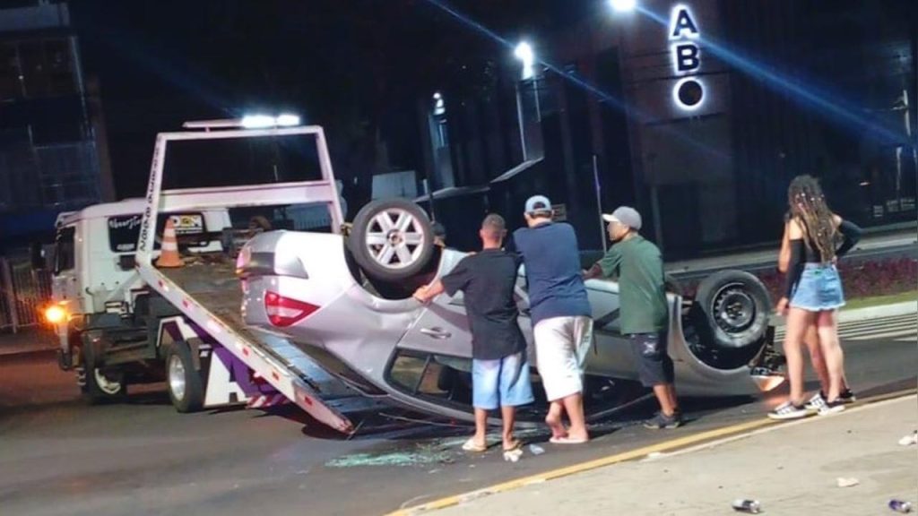 Carro capota durante a madrugada e mobiliza Transitar em Cascavel