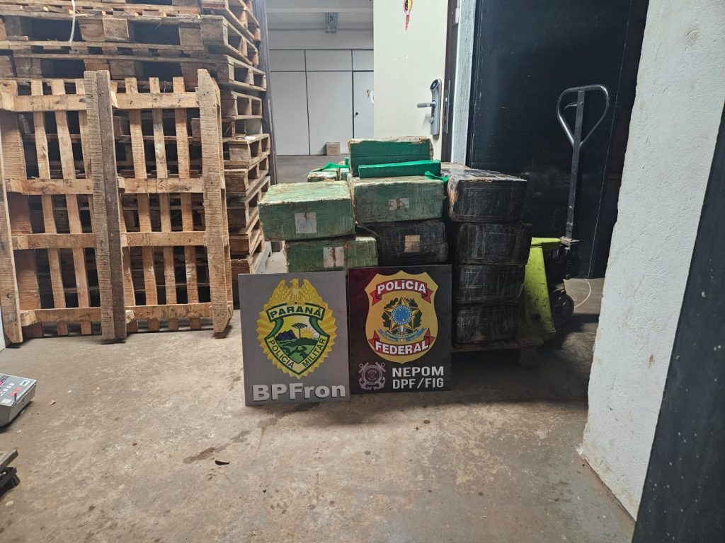 Polícia Militar do Paraná apreende embarcação com 396 kg de maconha em Santa Helena Polícia Militar do Paraná apreende embarcação com 396 kg de maconha em Santa Helena
