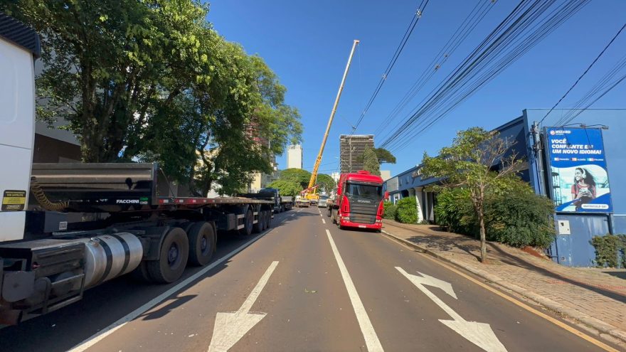 Rua Minas Gerais é interditada para içamento de pré-moldado