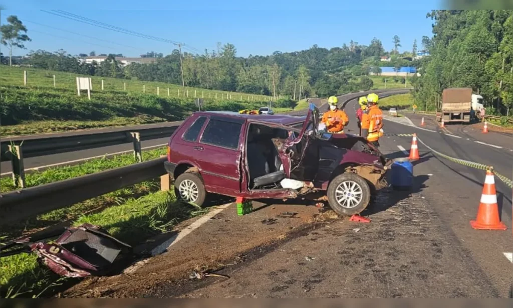 Motorista morre após invadir contramão e colidir frontalmente com carreta na BR-376 Motorista morre após invadir contramão e colidir frontalmente com carreta na BR-376