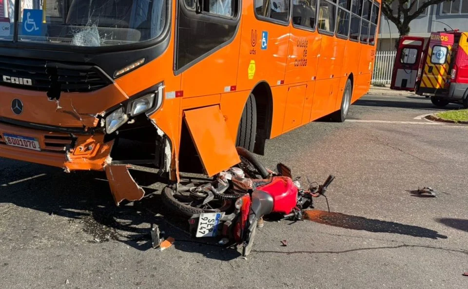 Motociclista fica gravemente ferido após colisão com ônibus no bairro Portão Motociclista fica gravemente ferido após colisão com ônibus no bairro Portão