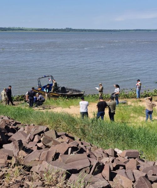 Imagem referente a Urgente: Moradores da região desaparecem após grave acidente no Rio Paraná