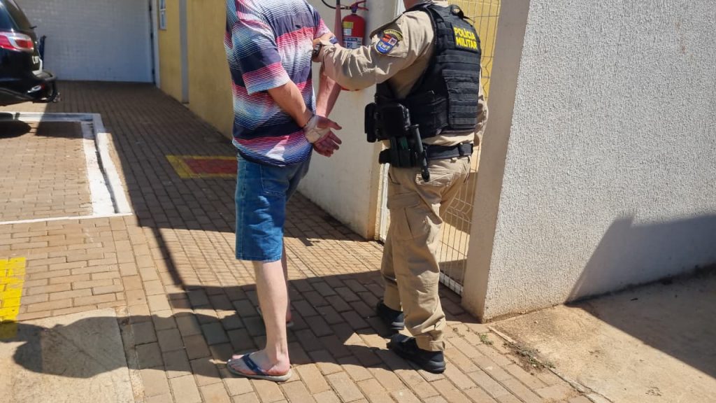 Equipe da ROCAM tenta abordar motorista andando em zigue-zague e caso vai parar na delegacia Equipe da ROCAM tenta abordar motorista andando em zigue-zague e caso vai parar na delegacia