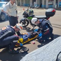 Motociclista fica ferida após colisão com ônibus na Avenida Brasil Imagem referente a Motociclista fica ferida após colisão com ônibus na Avenida Brasil