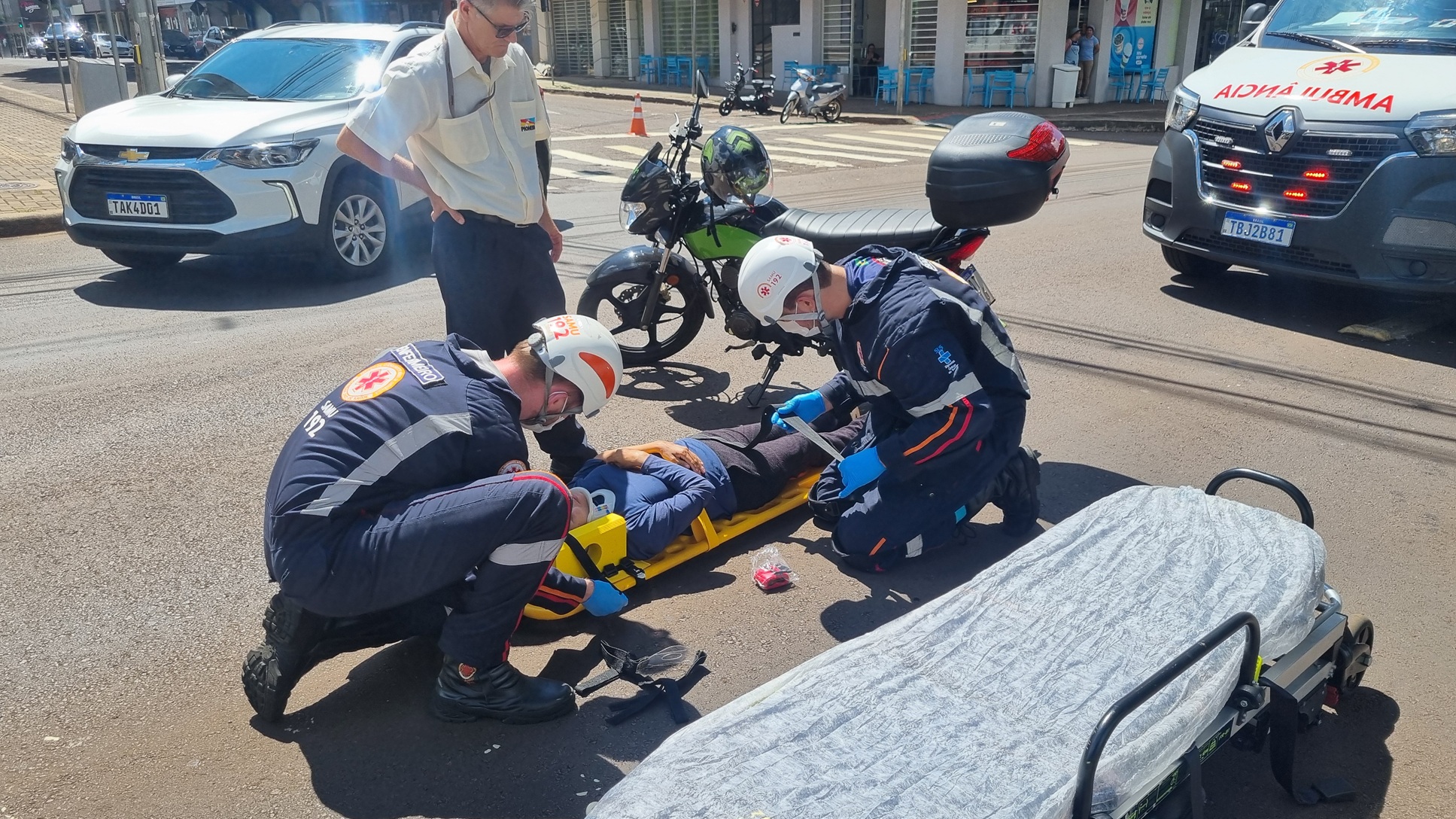 Motociclista fica ferida após colisão com ônibus na Avenida Brasil Imagem referente a Motociclista fica ferida após colisão com ônibus na Avenida Brasil