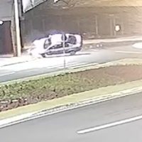 Vídeo mostra carro perdendo a roda antes de capotar na Avenida Assunção Imagem referente a Vídeo mostra carro perdendo a roda antes de capotar na Avenida Assunção